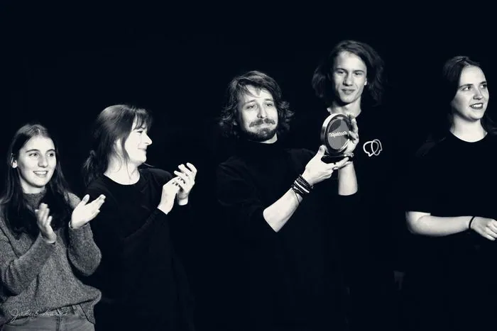 Performerzy biją brawo i cieszą się po spektaklu