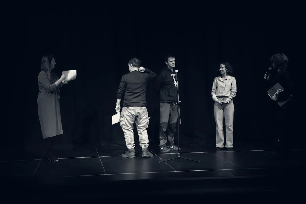 Scena Teatru Trajektoria: aktorzy z tekstami w dłoniach podczas wydarzenia festiwalowego